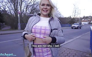 Fetch Agent, British tourist Gina Varney sucks Czech dick