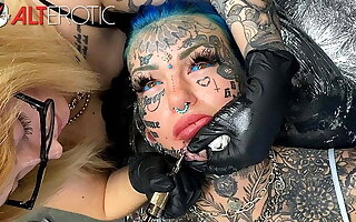 Australian bombshell Amber Luke gets a new chin gabbing