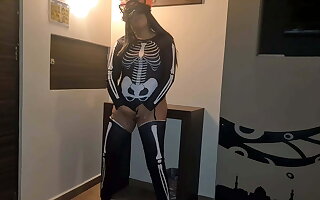 teen fucks a stranger at Halloween party without condom